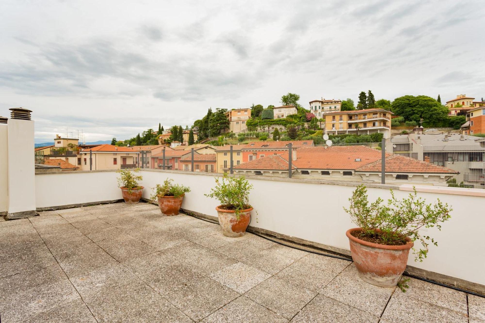 Amazing Flat With Big Terrace And Private Car Park Apartman Verona Kültér fotó